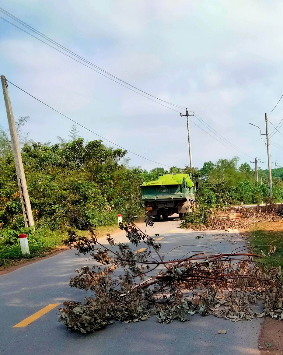 Nguyên nhân đường 25 tỷ vừa làm xong 2 tháng đã chằng chịt vết vá