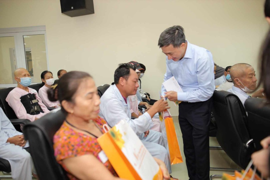 Thứ trưởng Bộ Y tế xúc động trước sự nhiệt huyết của bác sĩ trẻ ở Huế