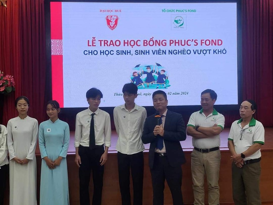 Phó Giám đốc Đại học Huế rơi lệ trước niềm vui của sinh viên nghèo