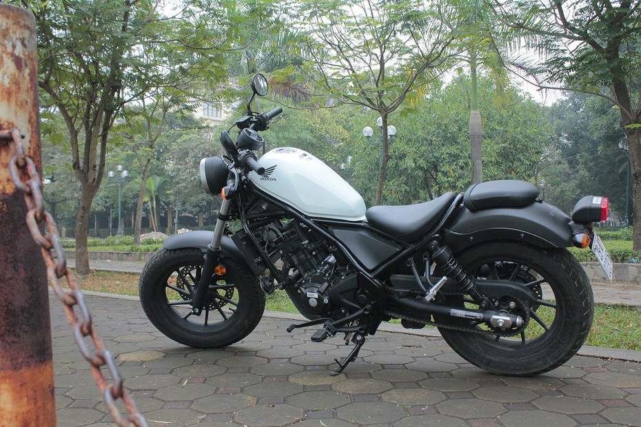 Cận cảnh Honda Rebel 300 2017 lăn bánh đầu tiên tại Hà Nội