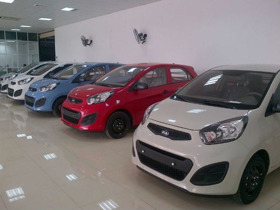 Đua nhau giảm giá, thị trường ô tô tháng 7 tiếp tục lao dốc