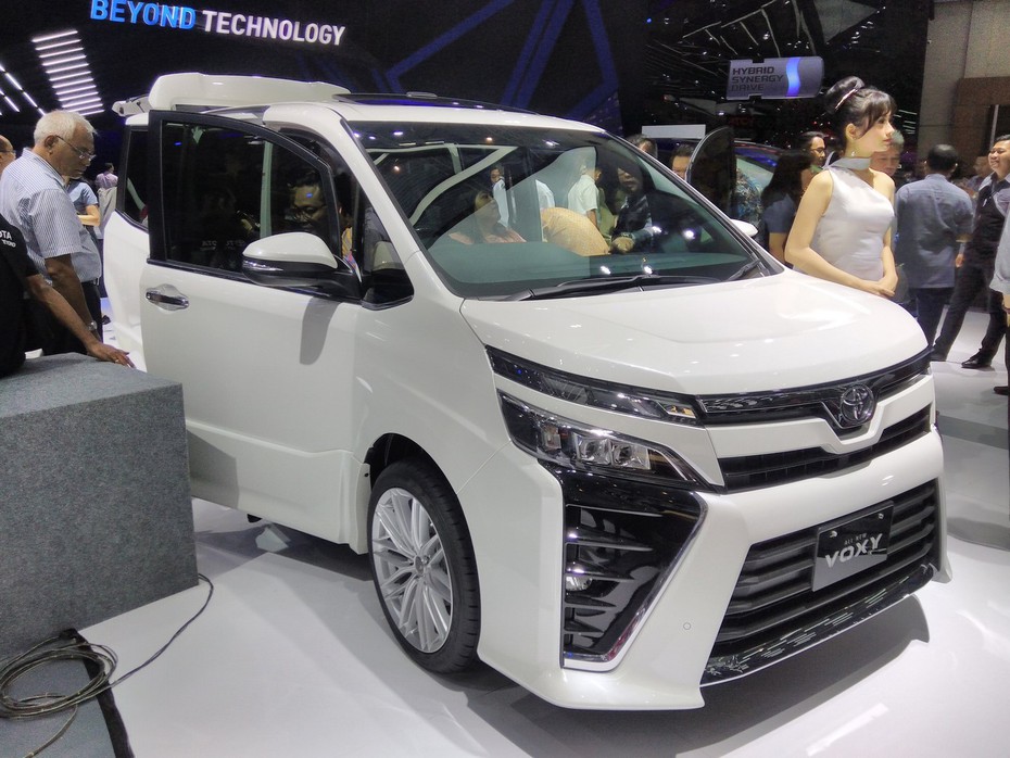 Phiên bản giá rẻ của Toyota Alphard chính thức ra mắt