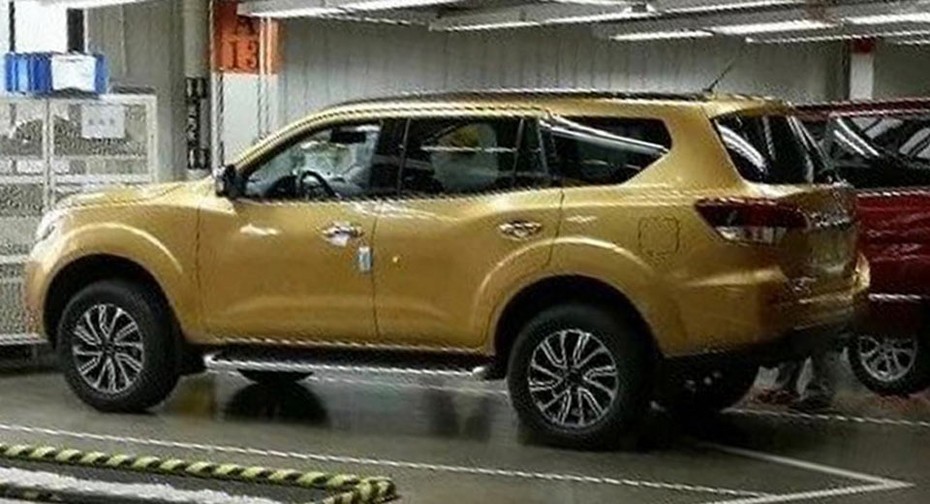 Ảnh “sống” hiếm hoi của SUV Nissan Navara trước ngày ra mắt