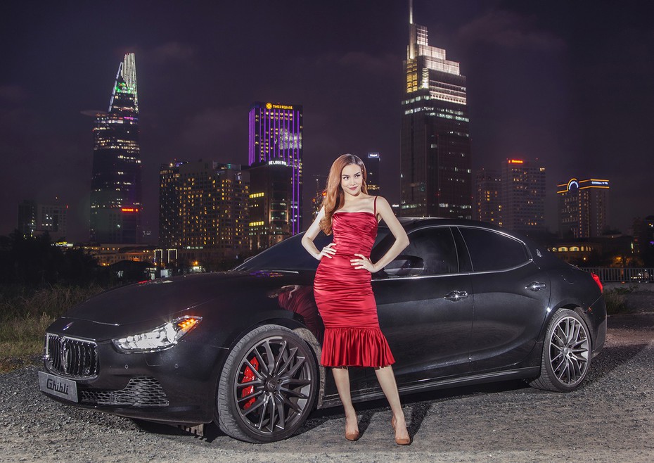 Hồ Ngọc Hà cầm lái Maserati Ghibli S Q4 mừng sinh nhật