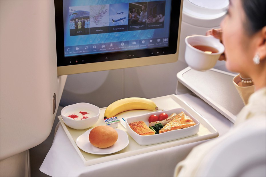 Hãng hàng không đầu tiên khôi phục dịch vụ ăn uống trên chuyến bay