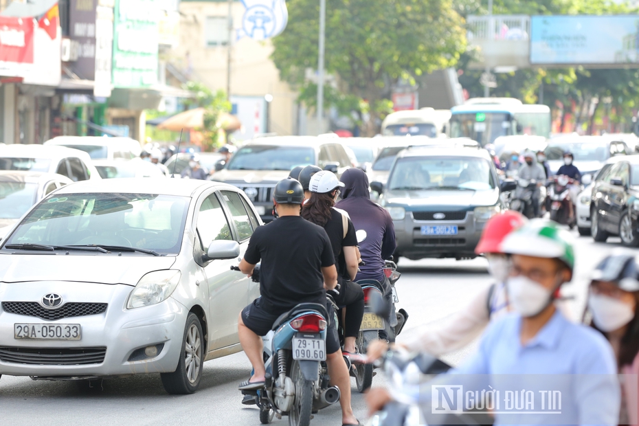 Người dân lách làn, đi ngược chiều ngày Hà Nội phân luồng giao thông