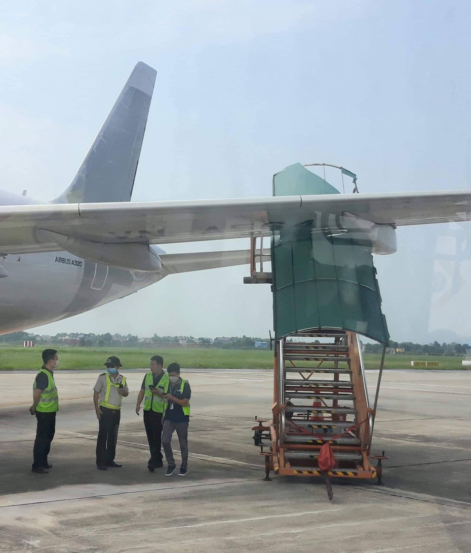 Xe thang va chạm với cánh máy bay tại sân bay Nội Bài