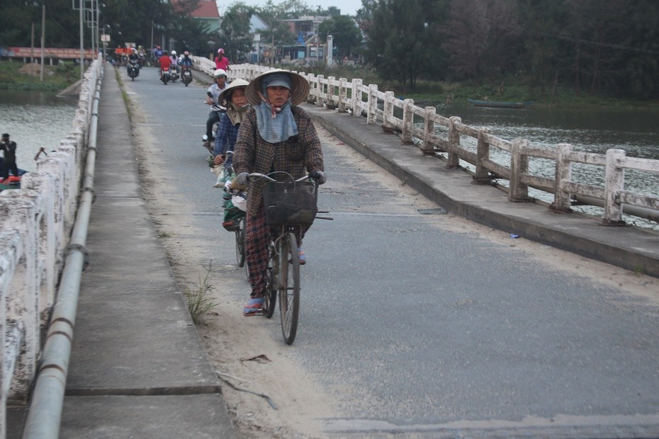 Cầu "chờ sập" khiến người dân nơm nớp lo sợ