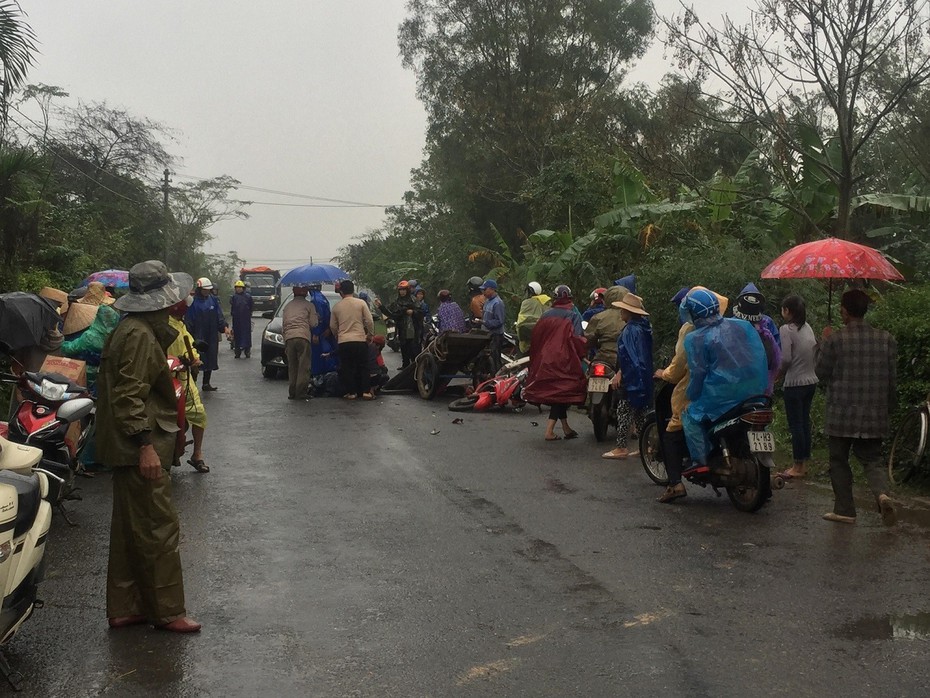 Va chạm giao thông, nam thanh niên bị thanh gỗ đâm xuyên chân