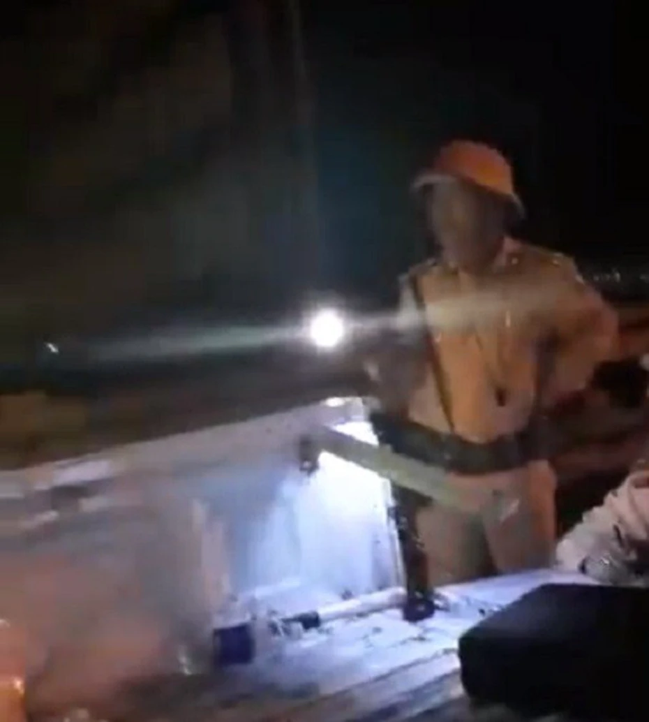 Quảng Nam: Đình chỉ công tác Trung tá CSGT rọi đèn pin vào mặt dân