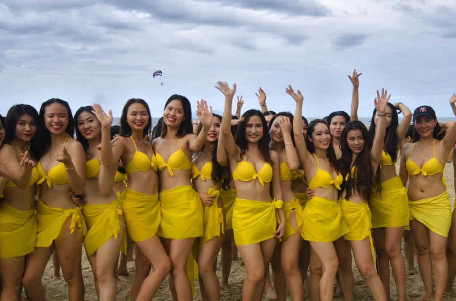 Dàn hot girl bikini nóng bỏng xuất hiện tại biển TP.Đà Nẵng