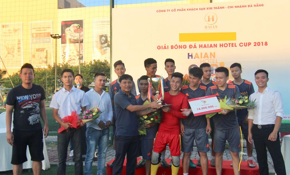 VIDEO: Báo Đời sống & Pháp luật tổ chức giải bóng đá tri ân gia đình chính sách