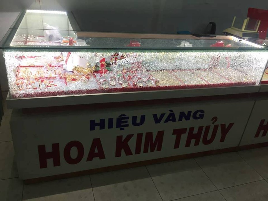 Quảng Nam: Truy tìm nam thanh niên bịt mặt cướp tiệm vàng