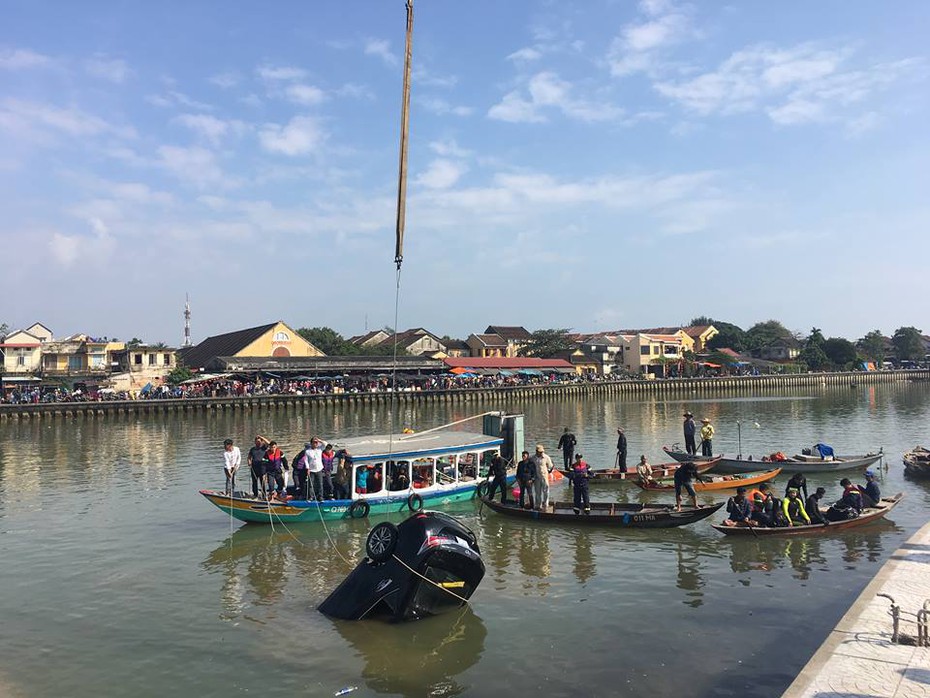 Vụ ô tô lao xuống sông Hoài: Nạn nhân duy nhất sống sót đang bị hoảng loạn