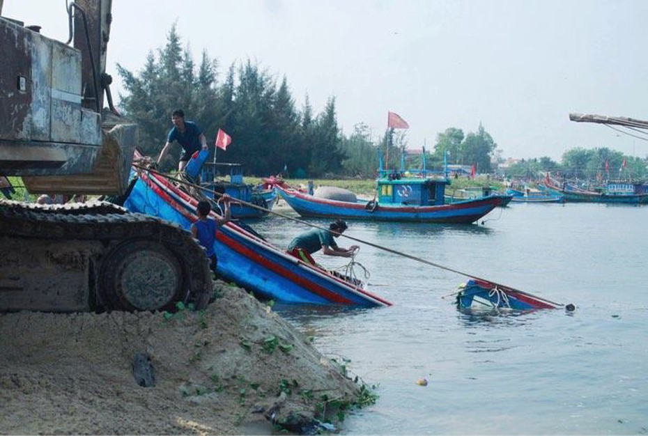 Vừa trúng đậm mẻ cá, ngư dân lại "khóc ròng" vì bị sóng đánh chìm tàu