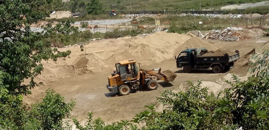 TP.Đà Nẵng: Xe chở cát lậu nối đuôi chạy rầm rầm, chính quyền nói "sẽ kiểm tra"