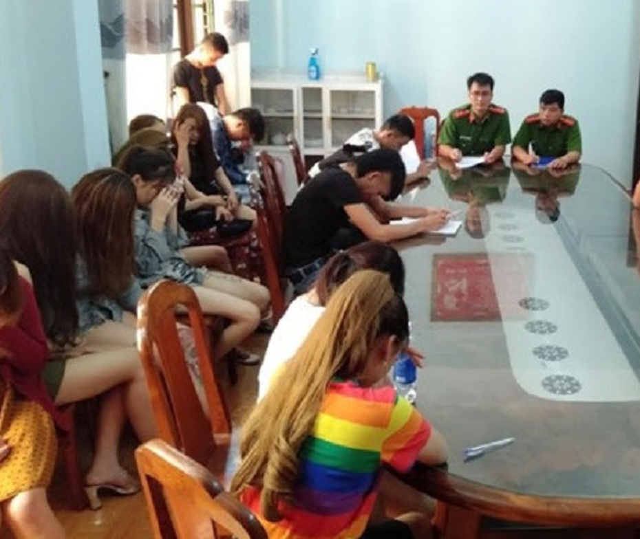 Quảng Nam: Lại phát hiện hàng chục "chân dài" kiệm vải phê ma túy trong quán karaoke