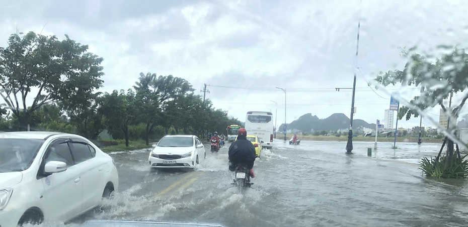 Đà Nẵng: Mưa lớn kéo dài, phố xá biến thành sông