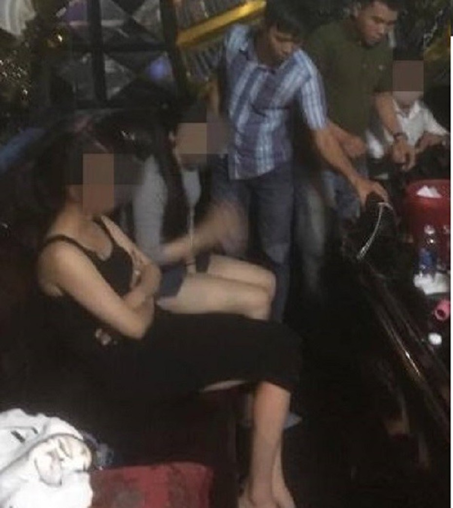 Quảng Nam: Phát hiện nhiều "chân dài" phê ma túy trong quán karaoke