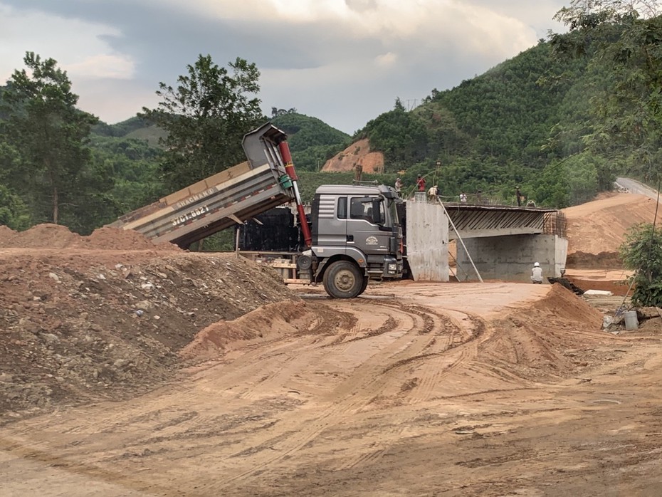 Quảng Nam: Công trình Nhà nước sử dụng đất trái phép san lấp mố cầu