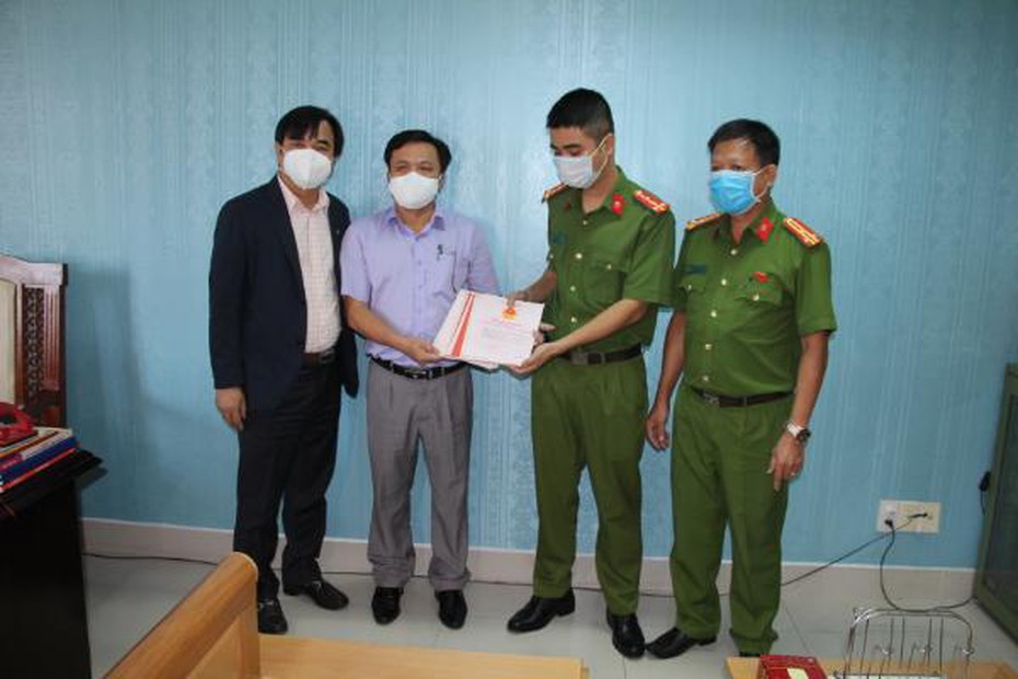 Công an TP.Đà Nẵng bàn giao 19 sổ đỏ trong vụ 22 sổ đỏ bị "lấy cắp"