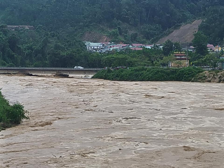 Ngôi làng ở miền núi Quảng Nam chìm trong lũ quét