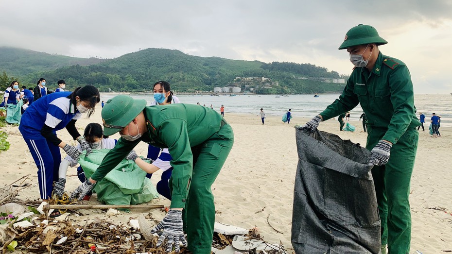 Bộ đội biên phòng dọn rác, cắt tóc miễn phí cho người già, trẻ em