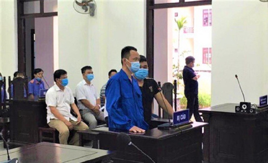 Bản án cho tài xế tông chốt kiểm dịch, nhốt CSGT trên xe