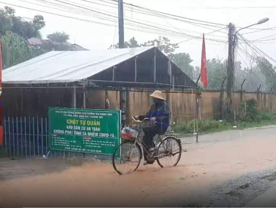 Đà Nẵng: Bão chưa đến, phố đã thành sông, dân "bì bõm" trong biển nước