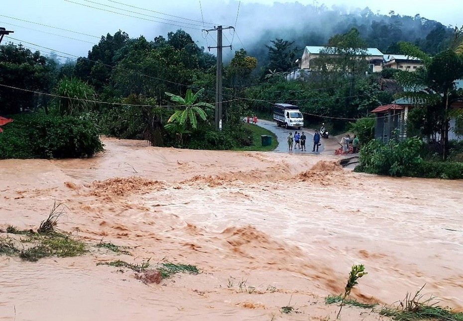 Miền Trung: Sau bão nơm nớp nỗi lo lũ quét, sạt lở đất