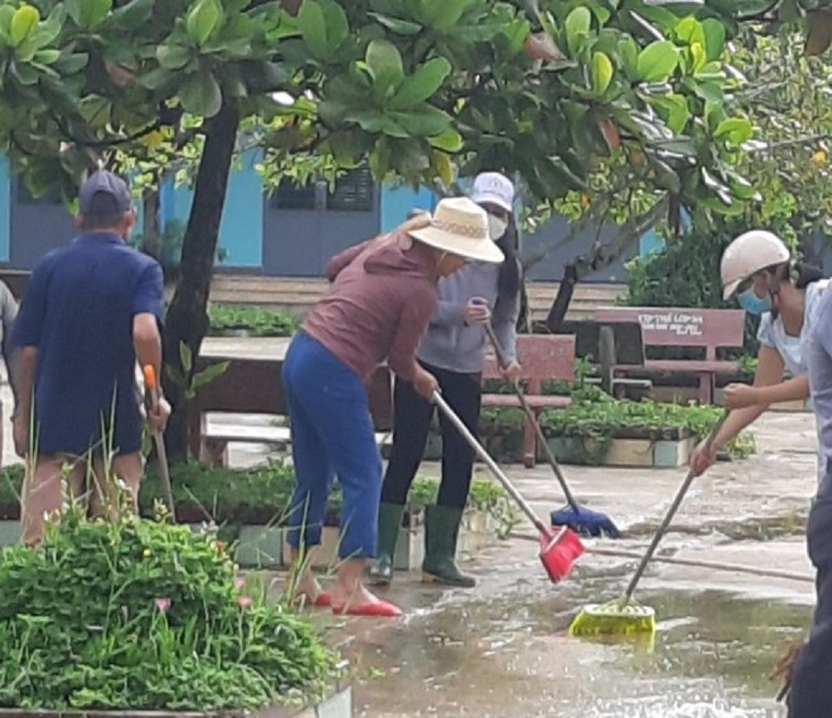 Giáo viên, phụ huynh "đội mưa" dọn bùn sau lụt, sẵn sàng đón học sinh