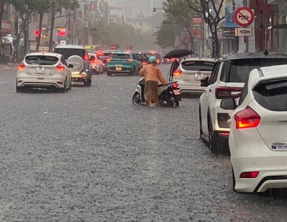 Miền Trung chịu mưa lớn, nguy cơ ngập úng và sạt lở