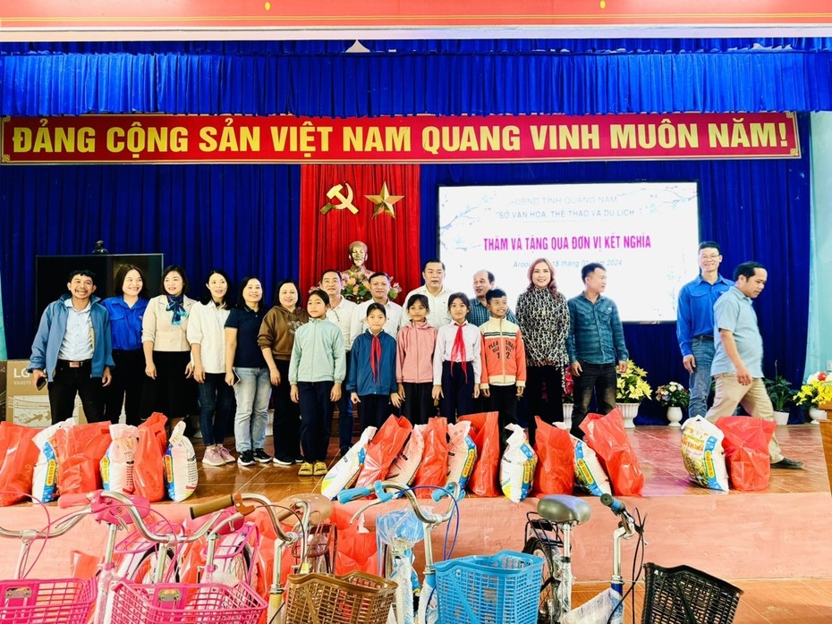 Quảng Nam: Chia sẻ khó khăn, mang Tết đến sớm với đồng bào miền núi