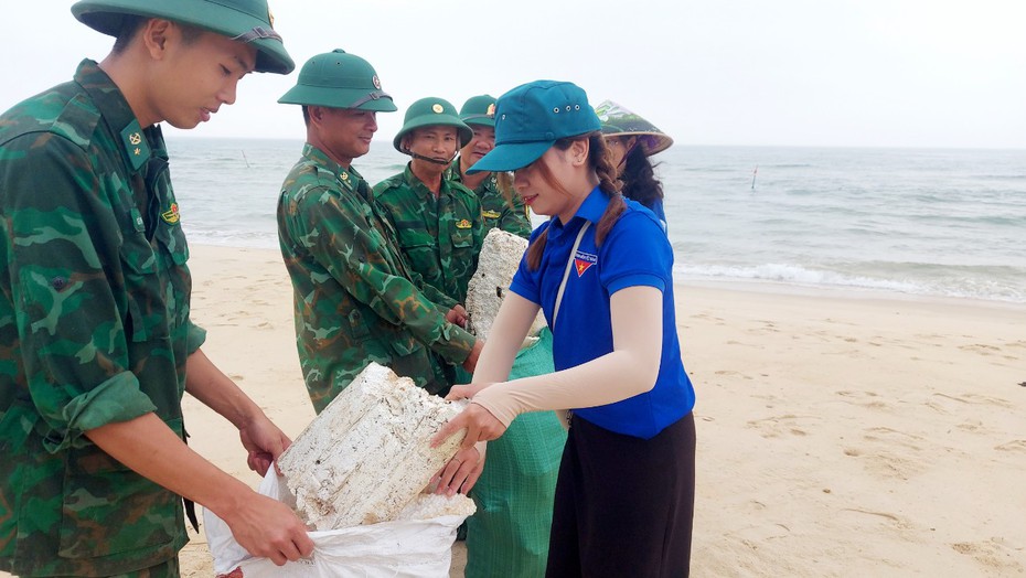 Quảng Trị: Hàng trăm người chung tay làm sạch môi trường biển