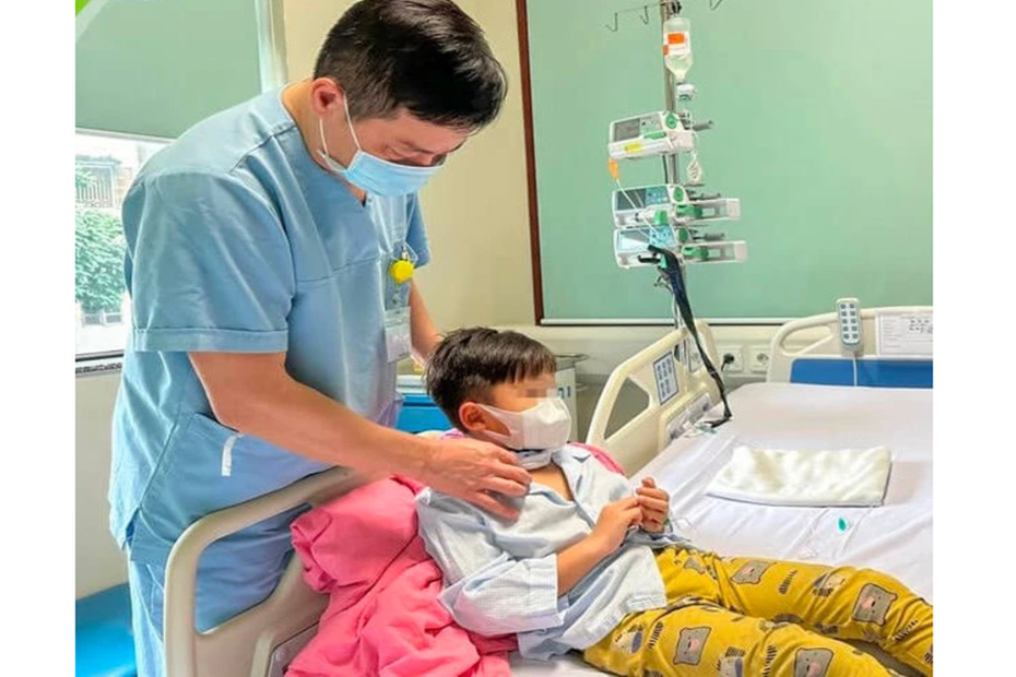 Bé trai vỡ khí quản, nguy kịch tính mạng do ngã vào kệ tivi