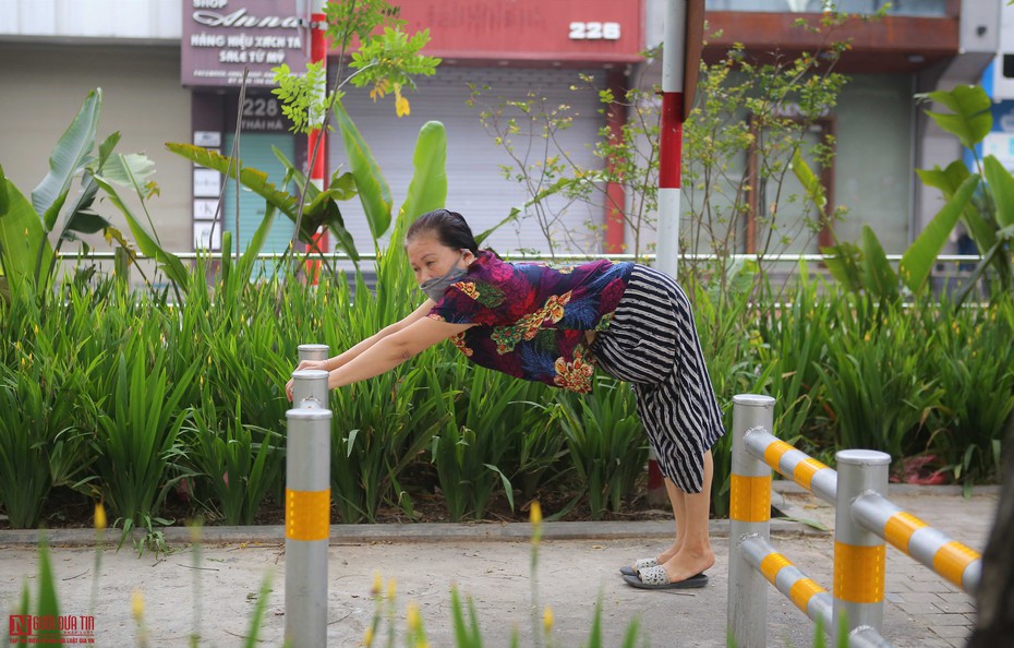 Người dân thích thú với phố đi bộ mới xanh mát tại Hà Nội giữa những ngày oi bức