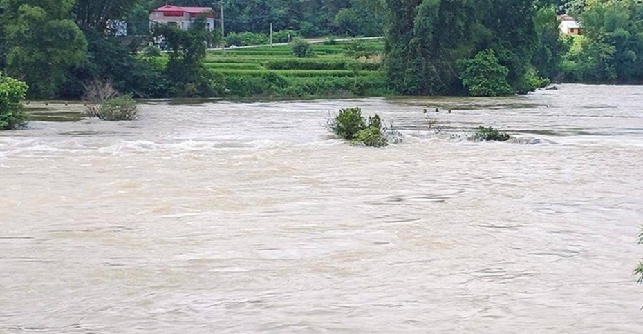 Tìm kiếm cán bộ giám sát giao thông mất tích khi đi qua đập tràn