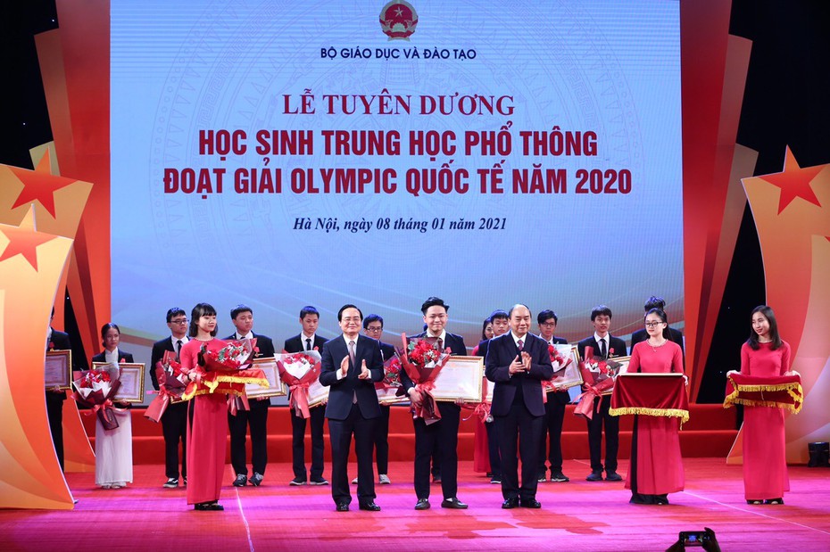 Tôn vinh học sinh có thành tích xuất sắc tại các kỳ thi Olympic