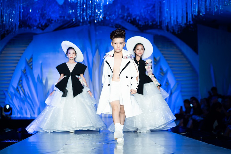 Mẫu nhí thần thái hút hồn, catwalk điêu luyện với giầy cao gót