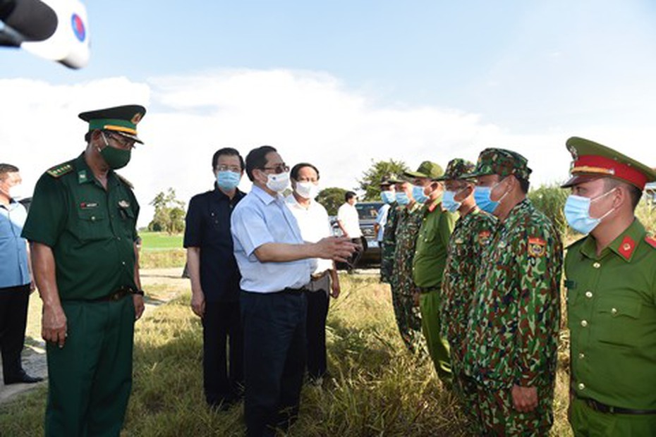 Thủ tướng thị sát biên giới Tây Nam, đốc thúc chống dịch, động viên lực lượng tuyến đầu