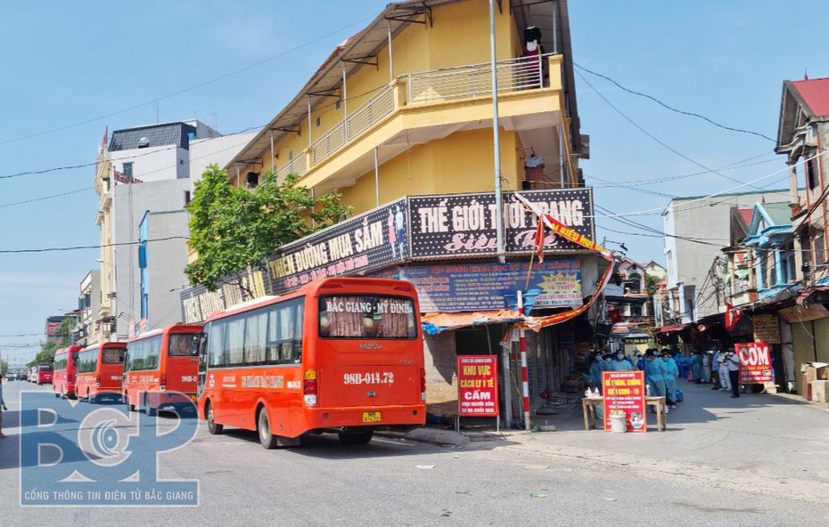 Di chuyển hàng nghìn công nhân ra khỏi tâm dịch Núi Hiểu