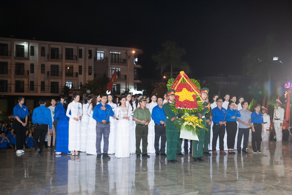 Thí sinh Miss World Vietnam 2022 dâng hương tại nghĩa trang liệt sĩ Tp.Quy Nhơn