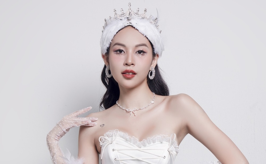 Phí Phương Anh "vịt hóa thiên nga" trong MV Dancing Queen