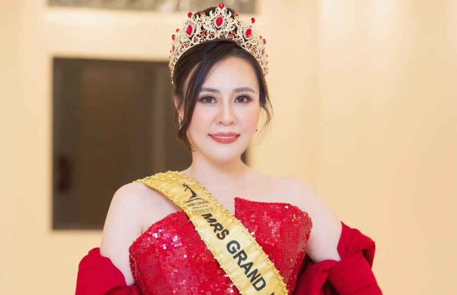 Hoa hậu Phan Kim Oanh vừa “Final walk” lại nhận thêm một năm nhiệm kỳ