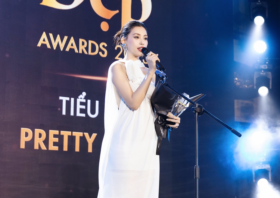 Hoa hậu Tiểu Vy nhận giải Pretty Lady của Đẹp Awards 2023