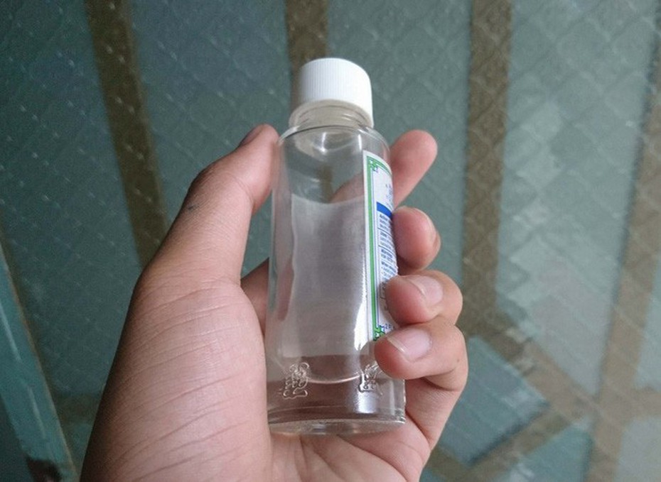 Sử dụng dầu khuynh diệp đúng cách để không hại con trẻ