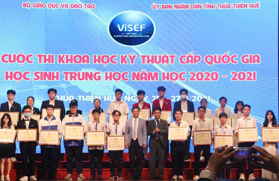 Khi sân chơi cho học sinh bị “hoen ố” bởi người lớn