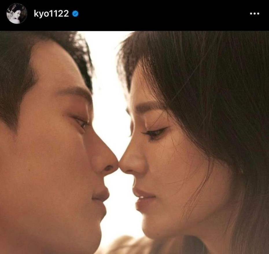 Song Hye Kyo gây sốt khi đăng ảnh lãng mạn bên 'tình mới' kém 11 tuổi