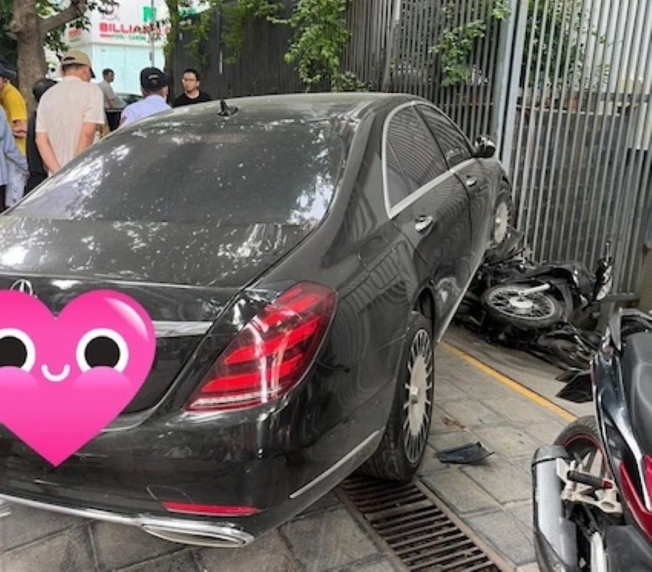 Hà Nội: Xe Mercedes S450 mất lái đâm vào ô tô BMW và hàng loạt xe máy