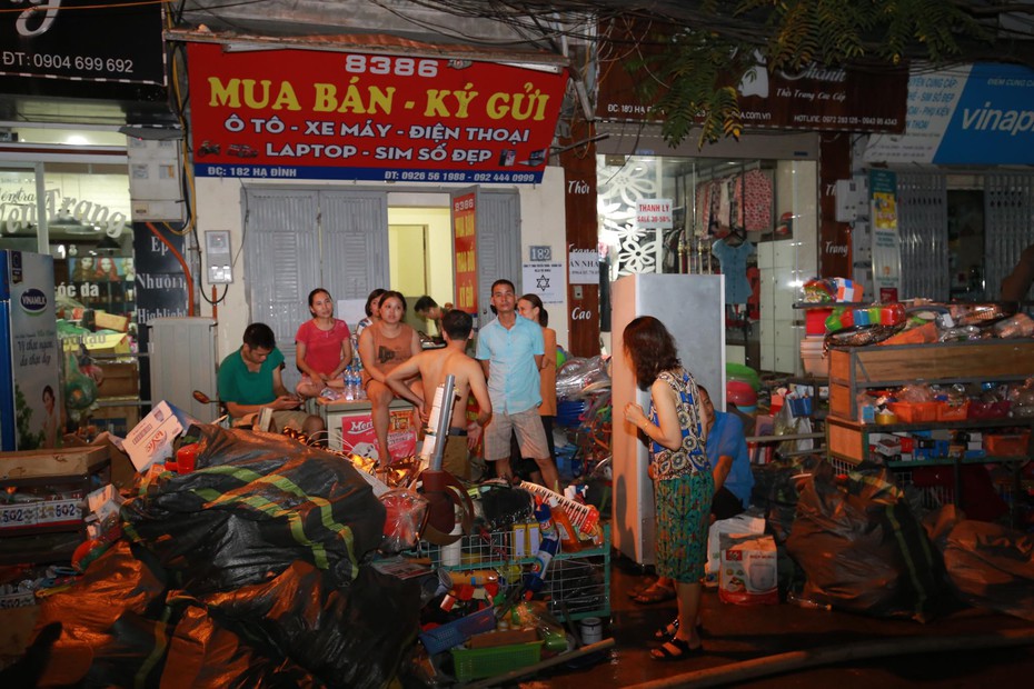 Cháy lớn tại công ty phích nước Rạng Đông: Người dân bất lực nhìn ngọn lửa, lòng như "lửa đốt"
